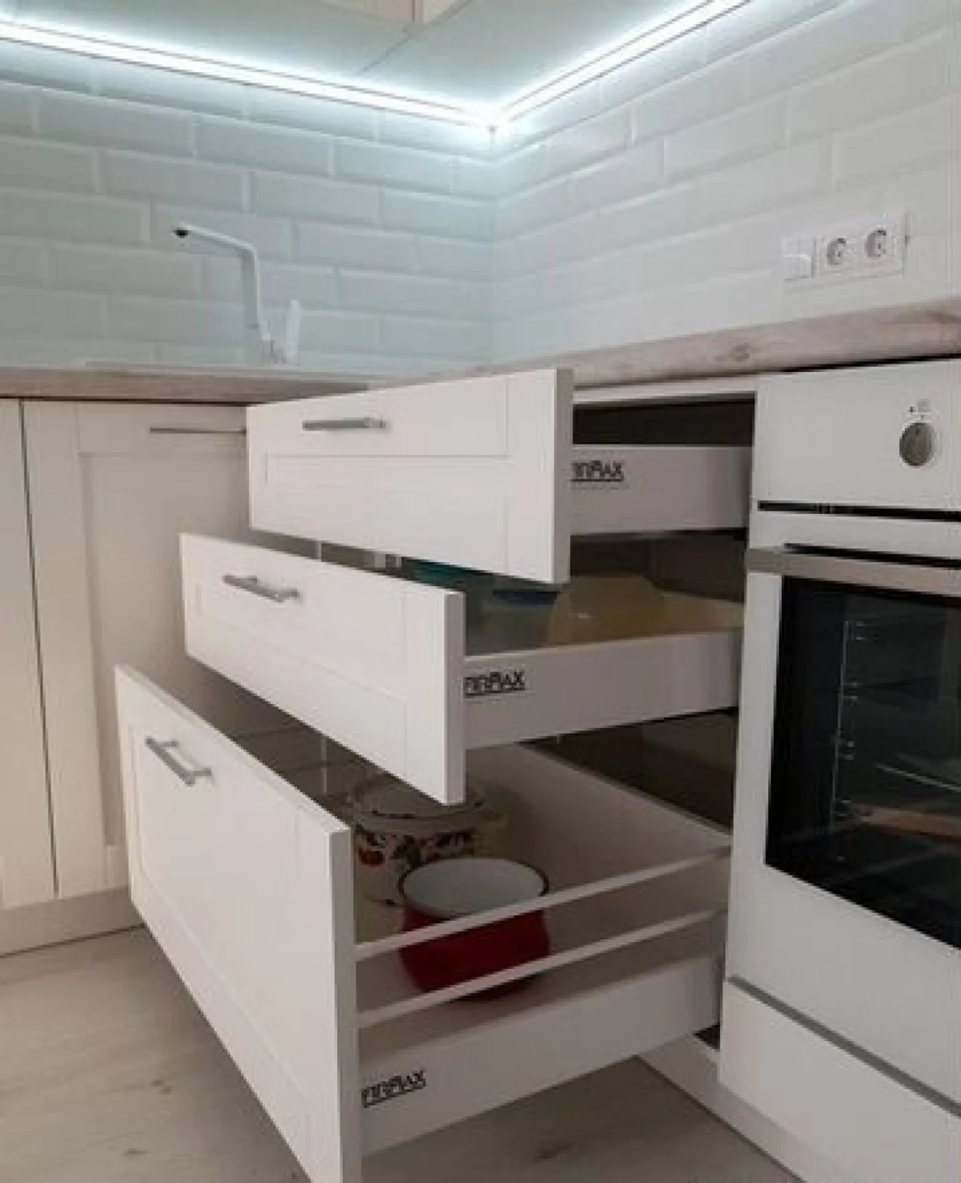 Кухни на заказ из МДФ и пластика с установкой