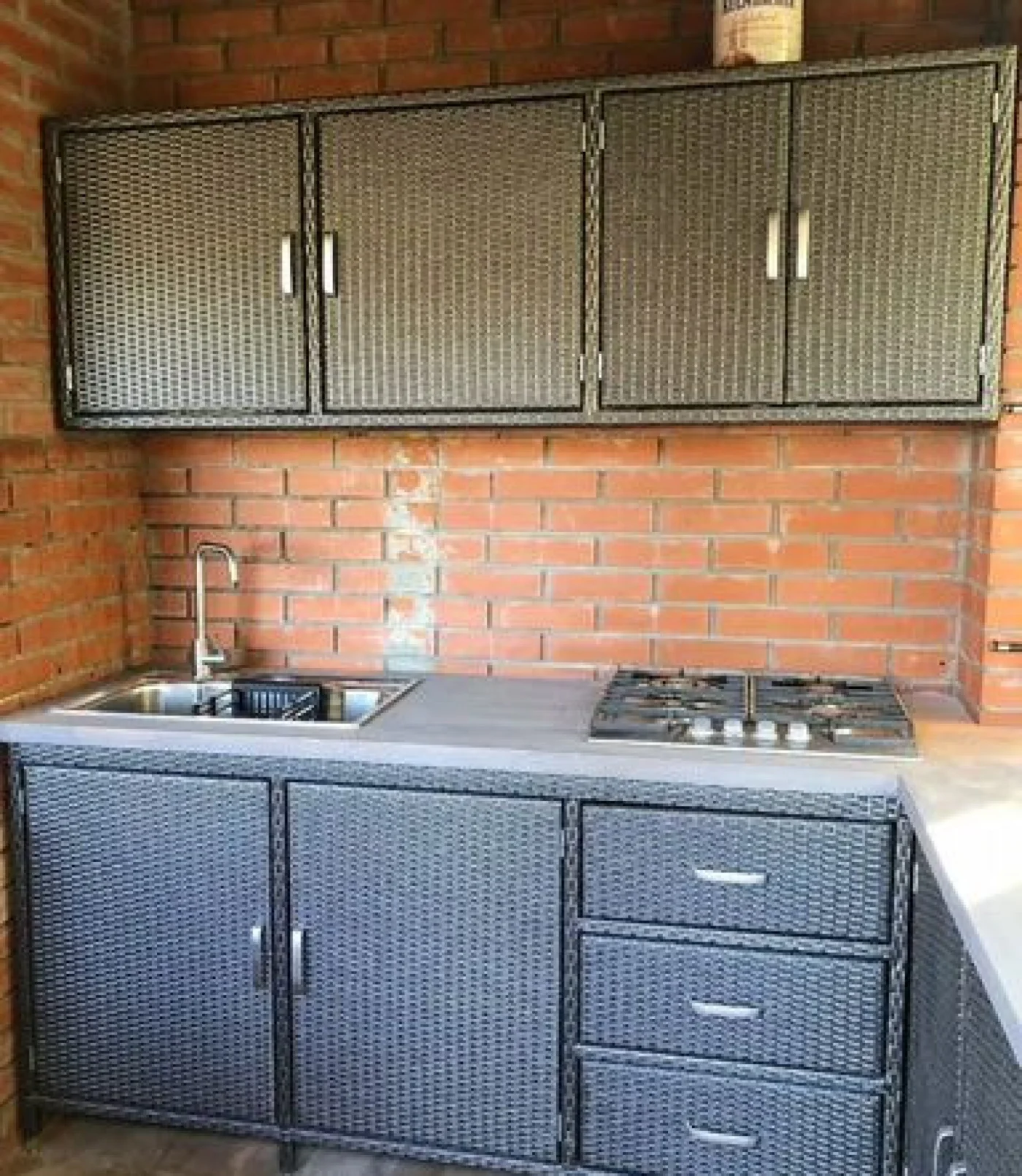 Кухня из искусственного ротанга под заказ для террасы