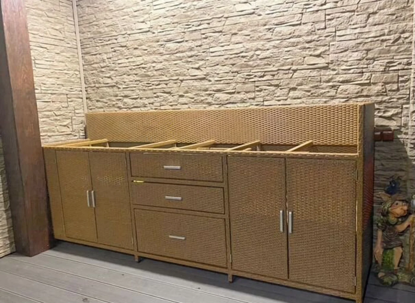 Кухня из искусственного ротанга под заказ для террасы
