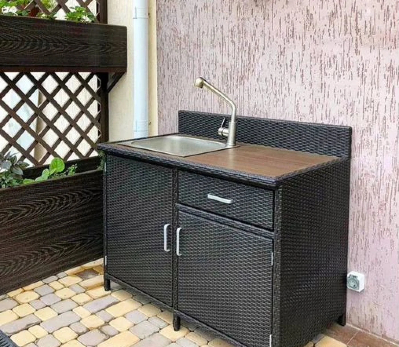 Кухня из искусственного ротанга под заказ для террасы
