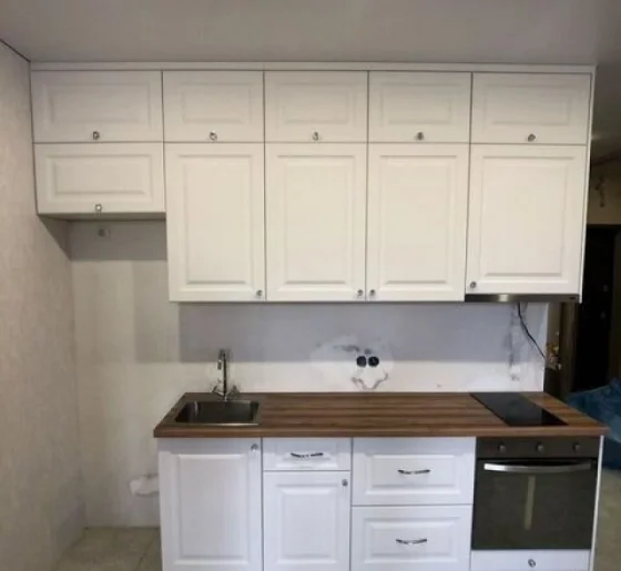 Кухня на заказ в два цвета с комбинированными фасадами