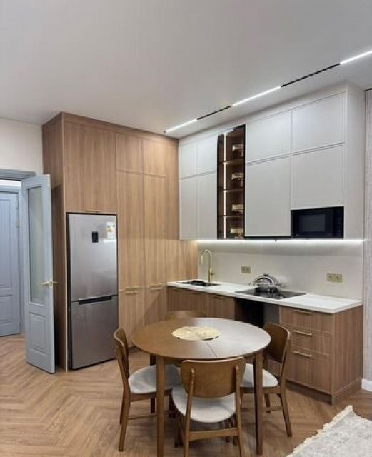 Кухня на заказ стильная современная с фасадами и техникой