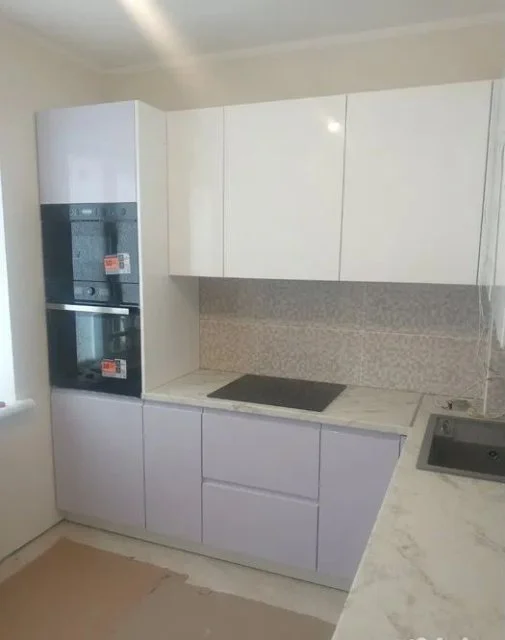 Современный угловой гарнитур для маленькой кухни