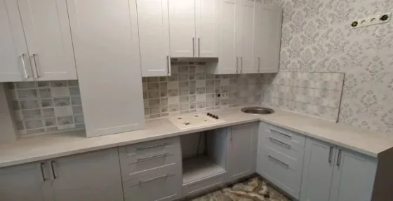 Просторная светлая угловая кухня на заказ